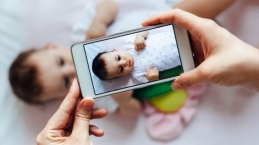 Moms, Ini Tanda Bahaya Terlalu Sering Bagikan Foto Anak di Sosial Media…