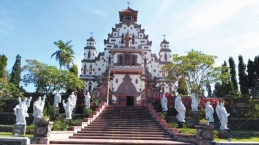 Meski Minoritas, Gereja Tertua Bali Ini Hidup Berbaur Dengan Budaya dan Keyakinan Setempat