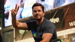 Tak Bisa Jalani Hari Tanpa Doa, Sisi Lain Dari Mark Wahlberg yang Perlu Kita Teladani