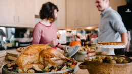 Biar Kompak, Ini yang Suami Perlu Lakukan Waktu Istri Sibuk Persiapkan Acara Thanksgiving