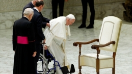 Karena Penyakit Ini Paus Fransiskus Harus Dioperasi dan Istirahat di Rumah Sakit
