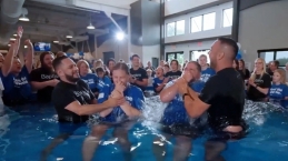 Dahsyat! Gereja Ini Tunda Ibadah Demi Baptis Ratusan Orang yang Hadir