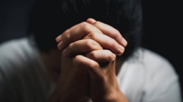 Apakah Berdoa Harus Posisi Membungkuk dan Berlutut, Apa Sih Maknanya Buat Orang Kristen?
