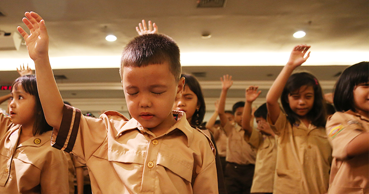 3 Cara Jitu Ajarkan Anak Bersyukur di Tahun Baru