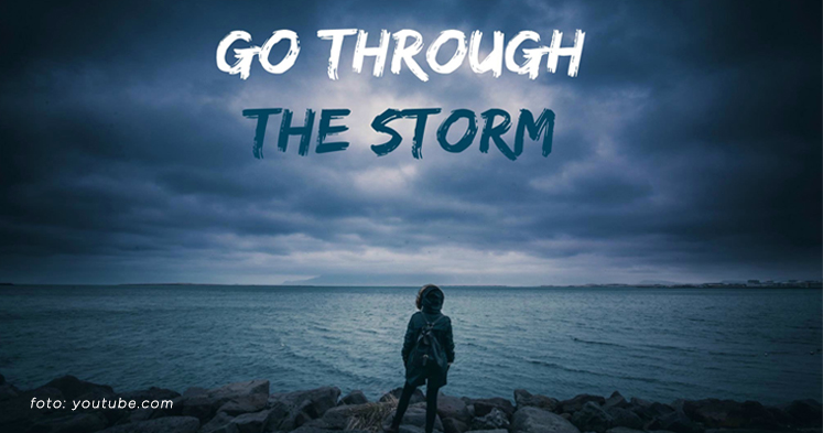 Ketika Diluar Badai Mengamuk, Ini Caranya Agar Kamu Tetap Tenang Menghadapinya