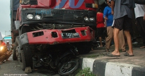 Aksi Menegangkan: Masuk Kolong Truk