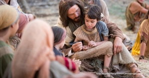 Seorang Anak Kecil di Antara 12 Murid Yesus