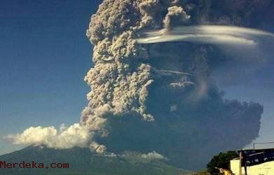 Abu Gunung Sangiang Menyebar, Masker Justru Langka