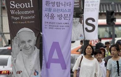 Mendarat di Seoul, Paus Fransikus Disambut Roket Korea Utara