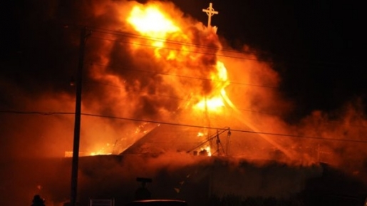 Wanita Pembakar Dua Gereja Utah Ini Tinggalkan Pesan ‘Iblis Masih Hidup’ di Pintu Gereja