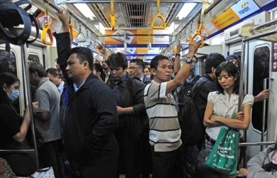 Tiket KRL Commuter Line Turun, Kereta Diserbu Penumpang