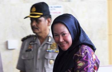 Diteriaki Koruptor, Ratu Atut Hanya Tersenyum Masuk Gedung KPK