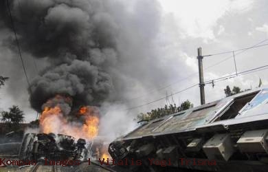 Kereta Tabrak Truk BBM di Bintaro, 10 Orang Tewas