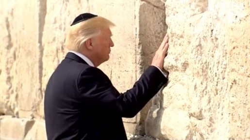 Membuat Kunjungan Yang Bersejarah di Israel, Trump Berdoa di Tembok Ratapan