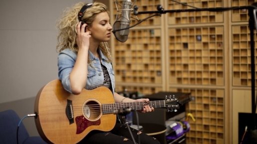 Keren! Melalui Lagu “Hollow” Tori Kelly Berbicara Tentang Hubungannya Dengan Tuhan