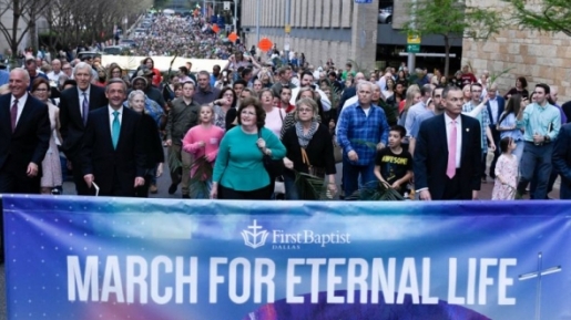 Ribuan Jemaat di Dallas Pawai Turun Ke Jalan, Klaim Jawaban Masalah Amerika Adalah Tuhan