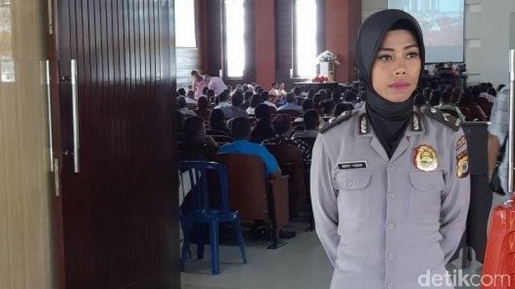 Polwan Berjilbab Jagai Gereja-gereja Di Ambon, Kenapa Ya?