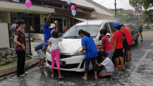Hebat Loh! Ingin Bantu Lunasi Hutang Negara, Anak-anak Malaysia Ini Buka Usaha Cuci Mobil