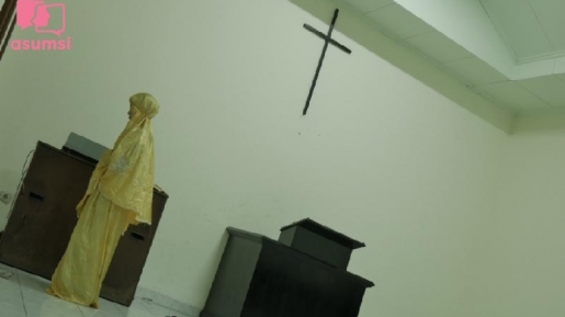 Ada Kisah Dibalik Foto Viral Wanita Sholat di Gereja, Yuk Telisik!