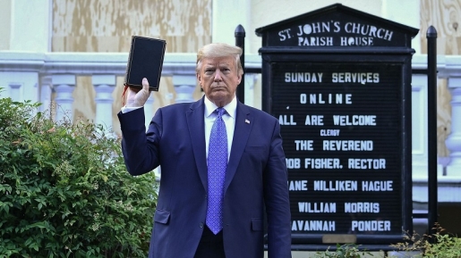 Foto Presiden Donald Trump Pegang Alkitab Di Depan Gereja Yang Dibakar Masa Tuai Pro Konra