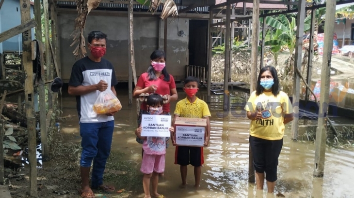 #BeraniBergerak Memberikan Bantuan Kepada Korban Banjir di Kalimantan Barat