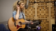 Keren! Melalui Lagu “Hollow” Tori Kelly Berbicara Tentang Hubungannya Dengan Tuhan