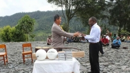Dekatkan Diri Dengan Warga, Polisi Sumbang Alkitab Ke Gereja Wandegobak, Papua
