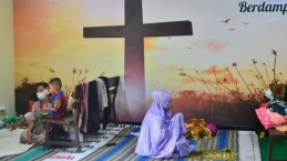 Viral Foto Pengungsi Sholat Di Gereja, Bukti Toleransi Masyarakat Kudus