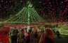 Pasang Setengah Juta Lampu Natal, Keluarga Ini Masuk Rekor Dunia
